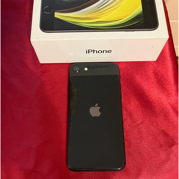 iPhone SE - Picture 5 of 6